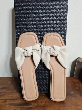 Women’s Knot-Top Slide Sandals in Beige
